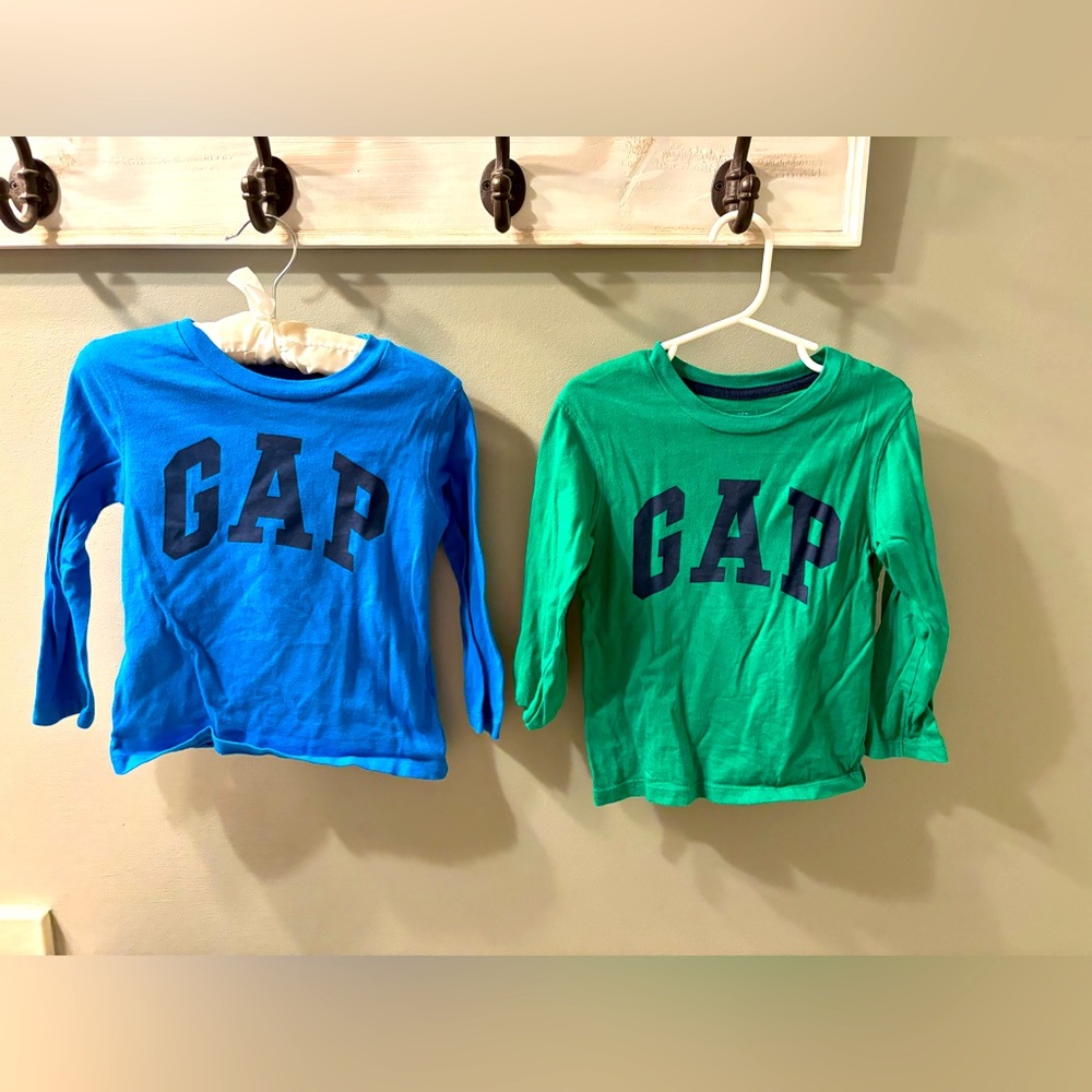 2 pack longsleeve gap tshirts.